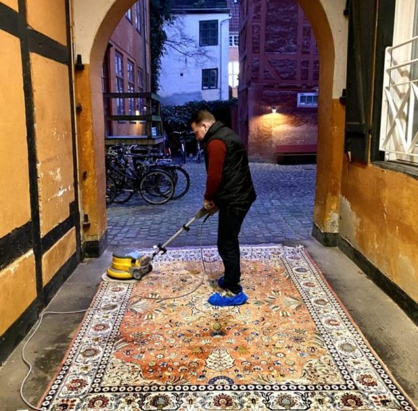Rens af ægte tæppe i baggård i København