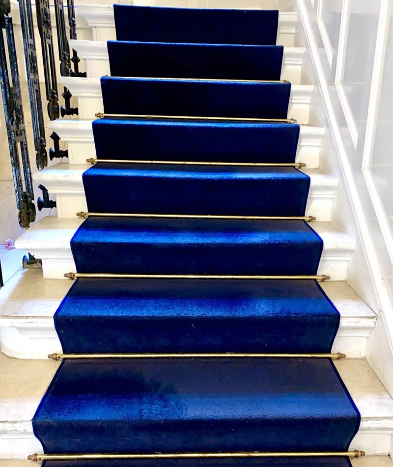 Rens af blåt trappetæppe